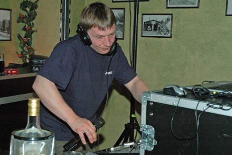 DJ Marcus legt im Alten Bahnhof 1913 auf. Foto: ARCHIV TA