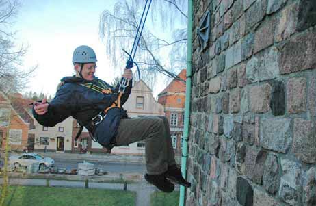 Pastor Pfeifer seilt sich ab. Foto: ARCHIV TA