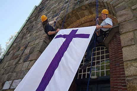 Diakon Lars Sörensen (links) und Pastor Robert Pfeifer (rechts) seilten sich mit der Kirchenfahne vom Kirchturm ab. Alle Fotos: KARL ERHARD VÖGELE