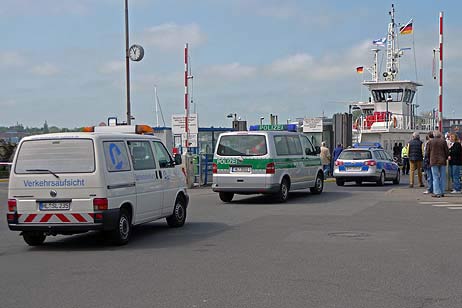 Die Sicherungsfahrzeuge der Polizei verlassen nach dem Ende der Demo den Priwall. Ebenso das Fahrzeug für die Verkehrsaufsicht der Stadtwerke Lübeck. Foto: KARL ERHARD VÖGELE
