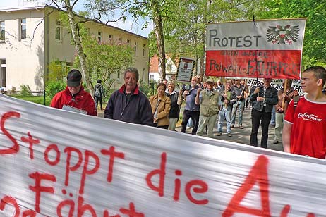Als einer der Initiatoren führte der Vorsitzende der Gemeinschaft der Priwallbewohner, Michael Lempe (2.v.l.), den Zug an. Foto: KARL ERHARD VÖGELE