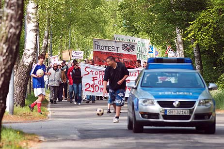 Ein Polizeiwagen setzte sich an die Spitze der Demonstration. Gleich dahinter die Priwallaner mit vielen Transparenten. Foto: KARL ERHARD VÖGELE