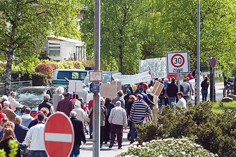 Kurz nach 11 Uhr bewegte sich der Demonstrationszug auf der Mecklenburger Landstraße Richtung Osten. Foto: KARL ERHARD VÖGELE