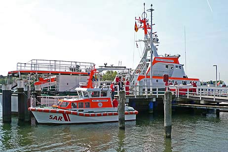 Seenotkreuzer JOHN T. ESSBERGER und Seenotrettungsboot HANS INGWERSEN an der Überseebrücke in Travemünde. Foto: Karl Erhard Vögele