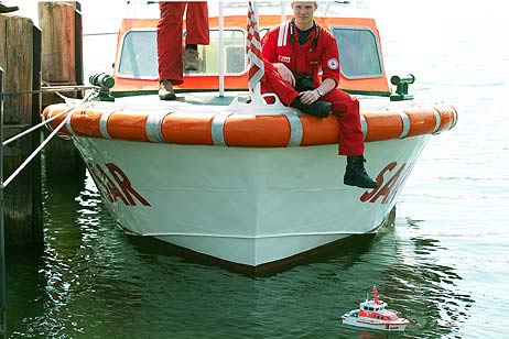 Shootingstar für die Passanten am Traveufer war das zu Wasser gelassene Modellschiffchen. Deutlich kann man die sich öffnende Bergungsklappe an Steuerbord sehen. In der Schnellfahrt blinkt nicht nur das Blaulicht, sondern es hebt sich auch der Bug aus dem Wasser und erzeugt eine gewaltige Bugwelle. Foto: Karl Erhard Vögele
