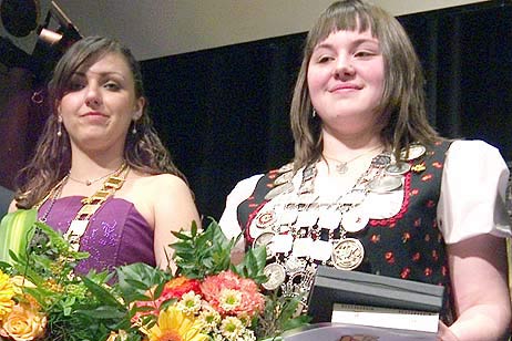Die glücklichen Gewinner des Wettschießens und neuen Schützenköniginnen 2009 : Bundesschützenkönigin Laura-Ann Becker (links) und Bundesjugendschützenkönigin Katja Müller. Foto: KARL ERHARD VÖGELE