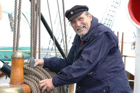«Leinen los!« heißt es auf der Passat nicht mehr, sie liegt fest vor Anker in Travemünde. Kapitän a. D. und Marineoffizier Rüdiger Käckenmeister (65) freut sich zum »Tag der offenen Tür« Sonntag, 17. Mai 2009, auf viele Gäste, denen er gerne Fragen zum Windjammer beantwortet. Foto: TA 