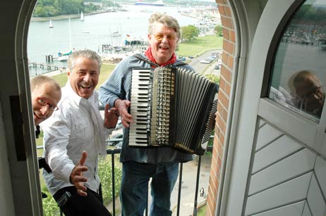 Wie immer gab es beim »Tag der offenen Tür« eine kleine musikalische Offenbarung. Diesmal das allererste Duett von José Ferreiras und Peter Loose, die auf dem Alten Leuchtturm den »Hamburger Veermaster« anstimmten. Zweifellos ein Medienanlass. Foto: TA