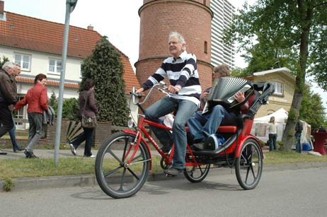 Wolfgang Moebius und Peter Loose zogen wieder mit der TA-Rickscha durch Travemünde. Foto: TA