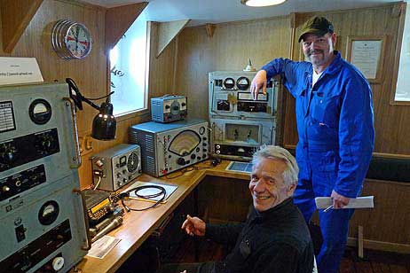 Der frühere Seefunkoffizier und heutige Funkamateur Hans Berg, Amateurfunkrufzeichen DJ6TJ (links) und Schiffsmechaniker der Passat Maik Zöllner am »Tag der offenen Tür« in der neu eingerichteten ehemalige Funkbude (Seefunkstelle) der Passat. Nur noch wenige Restarbeiten sind notwendig, um das Projekt »Museum Seefunkstelle Passat« abzuschließen.