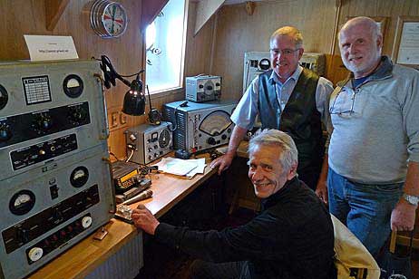 Hans Berg, DJ6TJ (sitzend), Hartmut Haase, Vorsitzender vom »Verein rettet die Passat e.V.) und Jörg Fouquet, DL5OAL (rechts). Er hat diverse Ausstattungsgegenstände für die Amateurfunkstation gestiftet.