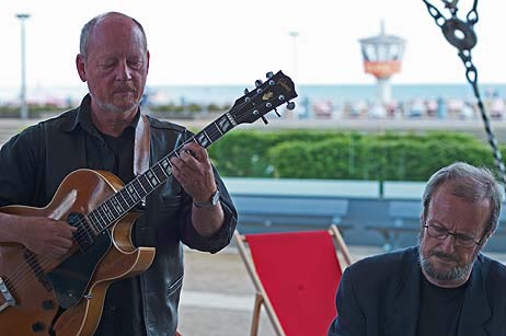 Aus Lübeck mit dabei: Harald Reinecke (Gitarre) und Klaus Klusmann (Klavier) von der Gabi Lin Band. Foto: KARL ERHARD VÖGELE