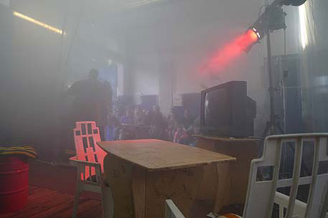 Langsam beginnt der Rauch von der Decke herab zu sinken.