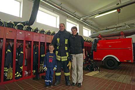 Die ganze Familie widmet sich der Feuerwehr: Heiko Wiethaupt mit Ehefrau Michaela und Julian, 6 Jahre alt und damit der jüngste Feuerwehrmann der Travemünder Freiwilligen Feuerwehr. Er wird liebevoll »Unser Maskottchen« genannt.