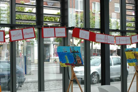 Die Bilderausstellung im Kreuzfahrt-Terminal. Foto: TA 