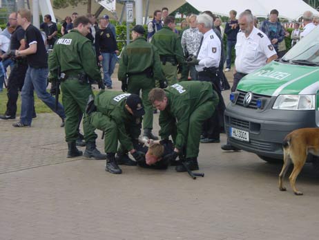 Beim Brügmanngarten musste die Polizei eine handfeste Schlägerei beenden. Fotos: WOLFGANG MOEBIUS 
