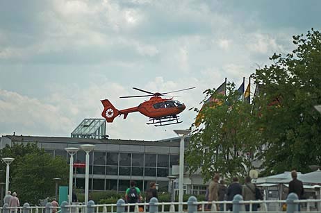 Für einen Moment sah es so aus, als wollte der Hubschrauber auf dem Dach des Aqua-Top landen. Alle Fotos: KARL ERHARD VÖGELE 