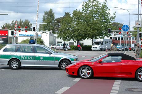 Die Polizei sicherte den Bahnübergang. Foto: TA