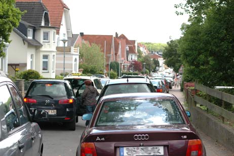 In der Rose kam es zu einem ordentlichen Stau, die Fahrzeuge wichen teilweise auf den Bürgersteig aus. Foto: TA