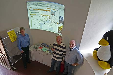 Es ist soweit: Zum offiziellen Start der Travemünder Schiffsinformation trafen sich Ralf Paahsen, Wolfgang Moebius und Jörg Fouquet im Alten Leuchtturm. Foto: KARL ERHARD VÖGELE