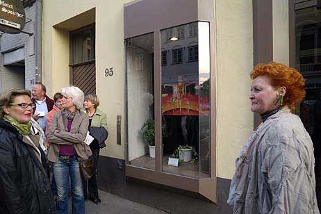 Die Künstlerin führte ihre Kunstliebhaber höchstpersönlich in der Artwalk von Schaufenster zu Schaufenster.