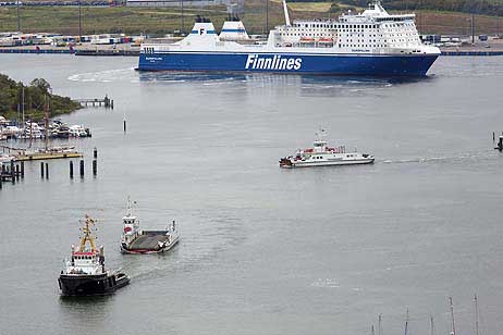 Travemünde Aktuell: Schlepper Claus nimmt die »Pötenitz« auf den Haken