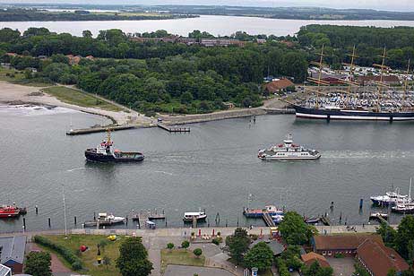 Travemünde Aktuell: Schlepper Claus nimmt die »Pötenitz« auf den Haken