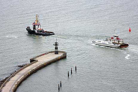 Travemünde Aktuell: Schlepper Claus nimmt die »Pötenitz« auf den Haken