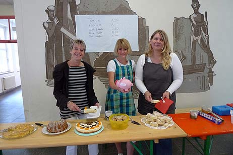 Wenn alle wüssten, wie lecker der Kuchen an der Steenkamp-Schule ist, wäre die Wahlbeteiligung sicher höher... Foto: KARL ERHARD VÖGELE 