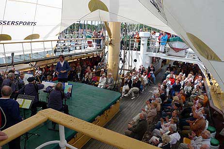Travemünde Aktuell: Kaiserwetter, Stimmung, volles Schiff