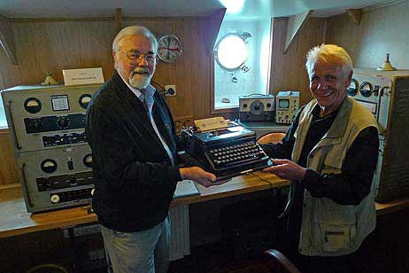 Dr. Manfred Kunze (links) und Hans Berg (DJ6TJ), ehemaliger Funkoffizier 1. Klasse.