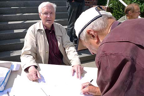 Wolfgang Hovestädt zeigte sich positiv überrascht über die vielen Unterschriften. Alle Fotos: KARL ERHARD VÖGELE
