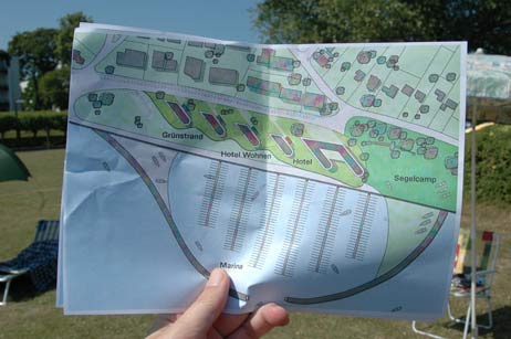 Die Zeichnungen für die Grünstrand-Bebauung 2009, hier die Mövenstein-Marina, wurden heute bereits von den Gästen des Grünstrandes diskutiert. Foto: TA 