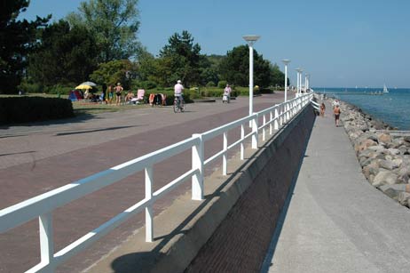 Der Grünstrand (links) liegt direkt am Wasser, nur die Promenade ist zu überqueren. Foto: TA 