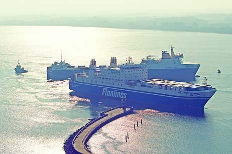 Andere Fähren müssen zwischen dem auf Grund gelaufenen Schiff und der Nordermole hindurch, wenn sie nach Travemünde einlaufen wollen. Alle Fotos: KARL ERHARD VÖGELE 