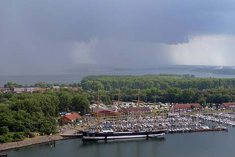 Travemünde Aktuell: Heftigen Regen, starke Böen, Gewitter, Sonne und einen schönen Regenbogen gab es am Spätnachmittag an der Küste