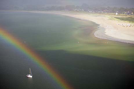Travemünde Aktuell: Heftigen Regen, starke Böen, Gewitter, Sonne und einen schönen Regenbogen gab es am Spätnachmittag an der Küste