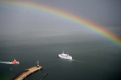 Travemünde Aktuell: Heftigen Regen, starke Böen, Gewitter, Sonne und einen schönen Regenbogen gab es am Spätnachmittag an der Küste
