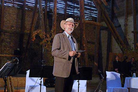 Felix Gianoli, Hausherr des Gutshauses Harkensee eröffent die Soireé mit einer launigen Begrüßung. Foto: Lilo von Holt