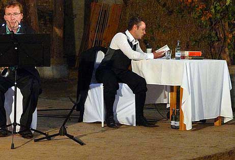 Schauspieler Frank Dukowski, bekannt aus Fernsehen und Film, liest Texte im Dialog mit dem Saxophonquartett. Foto: Lilo von Holt