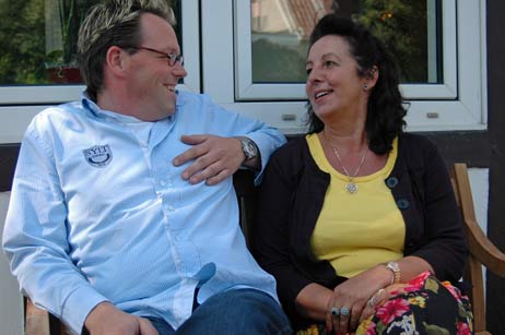 Für einen Schnack auf der Bank vorm Landhaus Bode ist auch Zeit: Sabine Horstmann aus Hamburg mit Hotelier Thomas Bertholdt. Foto: HELGE NORMANN