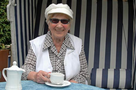 Im Strandkorb auf der Sommerterrasse des »Hotel Deutscher Kaiser« nimmt Else Dohrendorf aus Hamburg ihren Kaffee. Foto: HELGE NORMANN