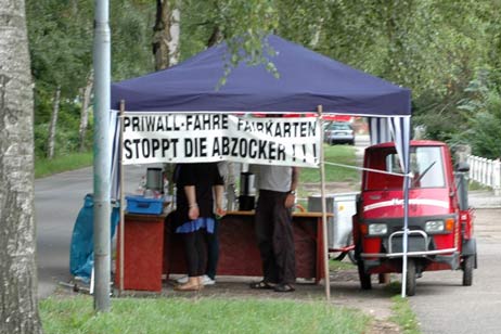 An einem Stand gab es für die Teilnehmer gratis Kaffee, Kuchen und Trillerpfeifen. Fotos: TA 