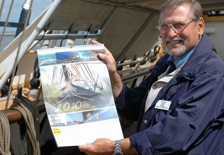 Kapitän a.D. und Marineoffizier Rüdiger Käckenmeister vom Verein »Rettet die Passat« zeigt den neuen Kalender mit vielen Ansichten des Schiffes. Foto: TA 
