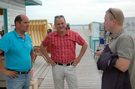 Mit Johannes Pegel (links) von der Strandkorbvermietung Bühring (links) sprachen Kurdirektor Uwe Kirchhoff und Jan Ehrich über die mögliche Unterbringung der Schwimm-Rollstühle am Strand. Foto: TA