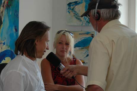 Harald Denkmann sprach für den Offenen Kanal mit den Künstlern Anja Es und Michael Weigel, die mit ihrer Performance die »Wind Art« begleiten. Foto: TA 