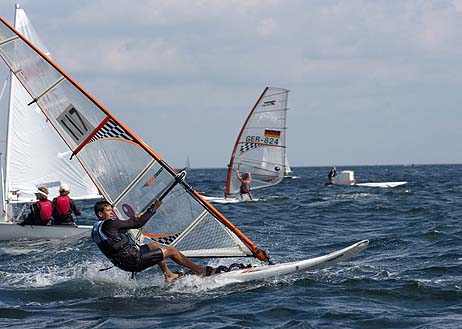 Travemünde Aktuell: Stürmische Böen verkürzten IDJ+JüM-Regattatag