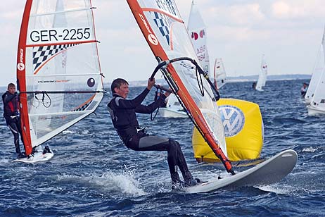 Travemünde Aktuell: Stürmische Böen verkürzten IDJ+JüM-Regattatag