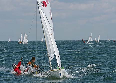 Travemünde Aktuell: Stürmische Böen verkürzten IDJ+JüM-Regattatag