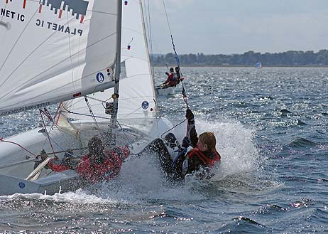 Travemünde Aktuell: Stürmische Böen verkürzten IDJ+JüM-Regattatag